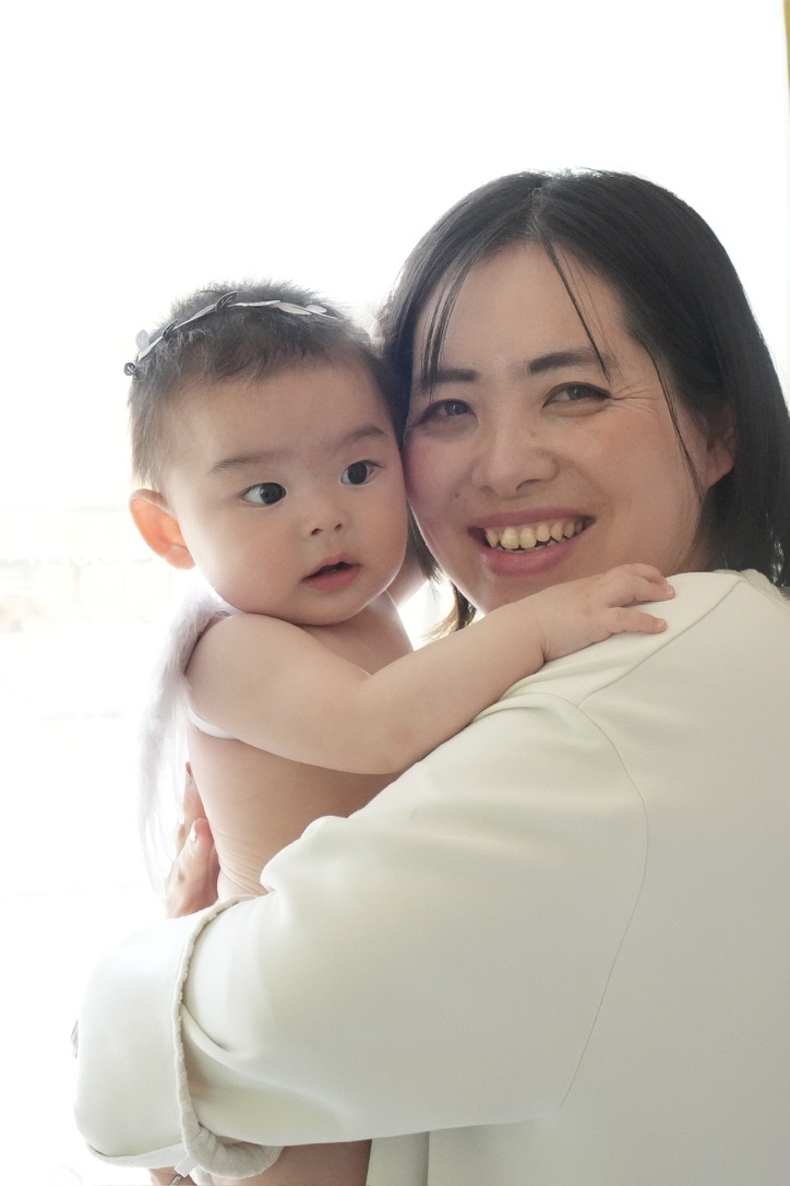 ママに抱っこされて笑う赤ちゃん