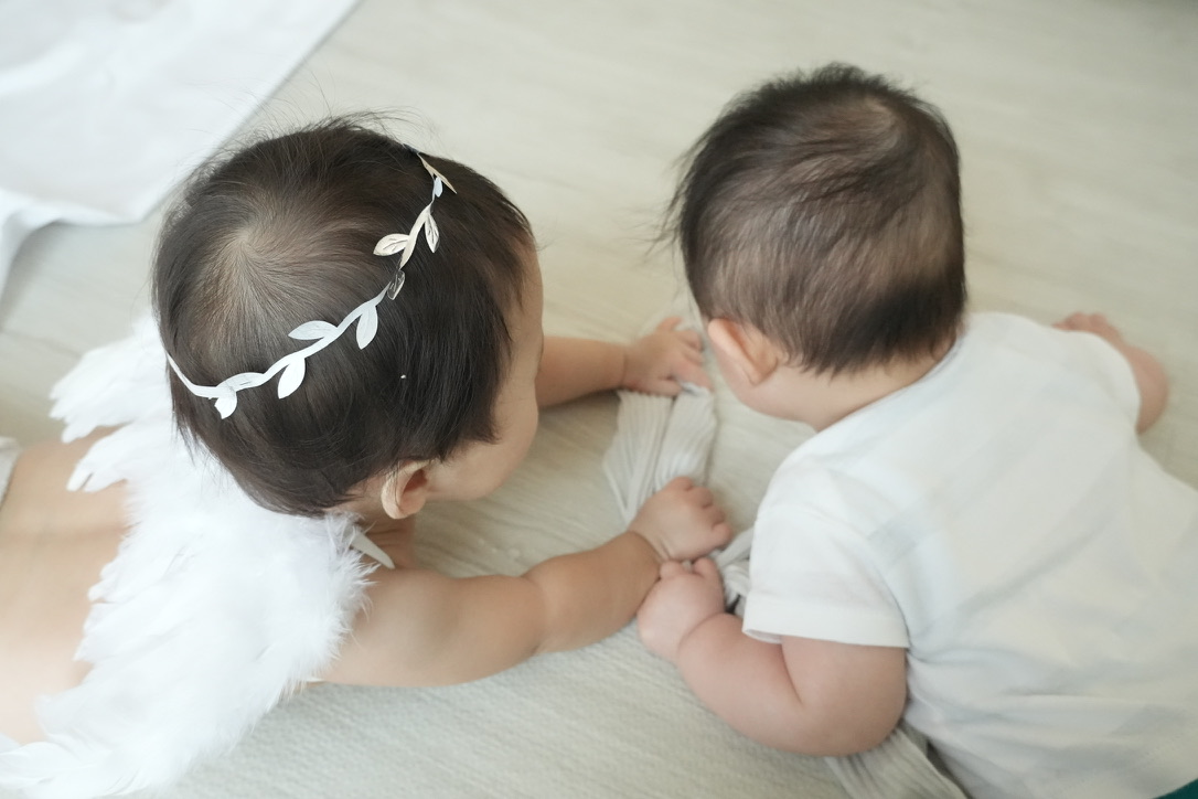 並んでハイハイする赤ちゃんたちの後ろ姿